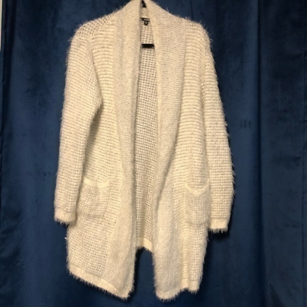 XOXO White Furry cardigan ! 🐩
